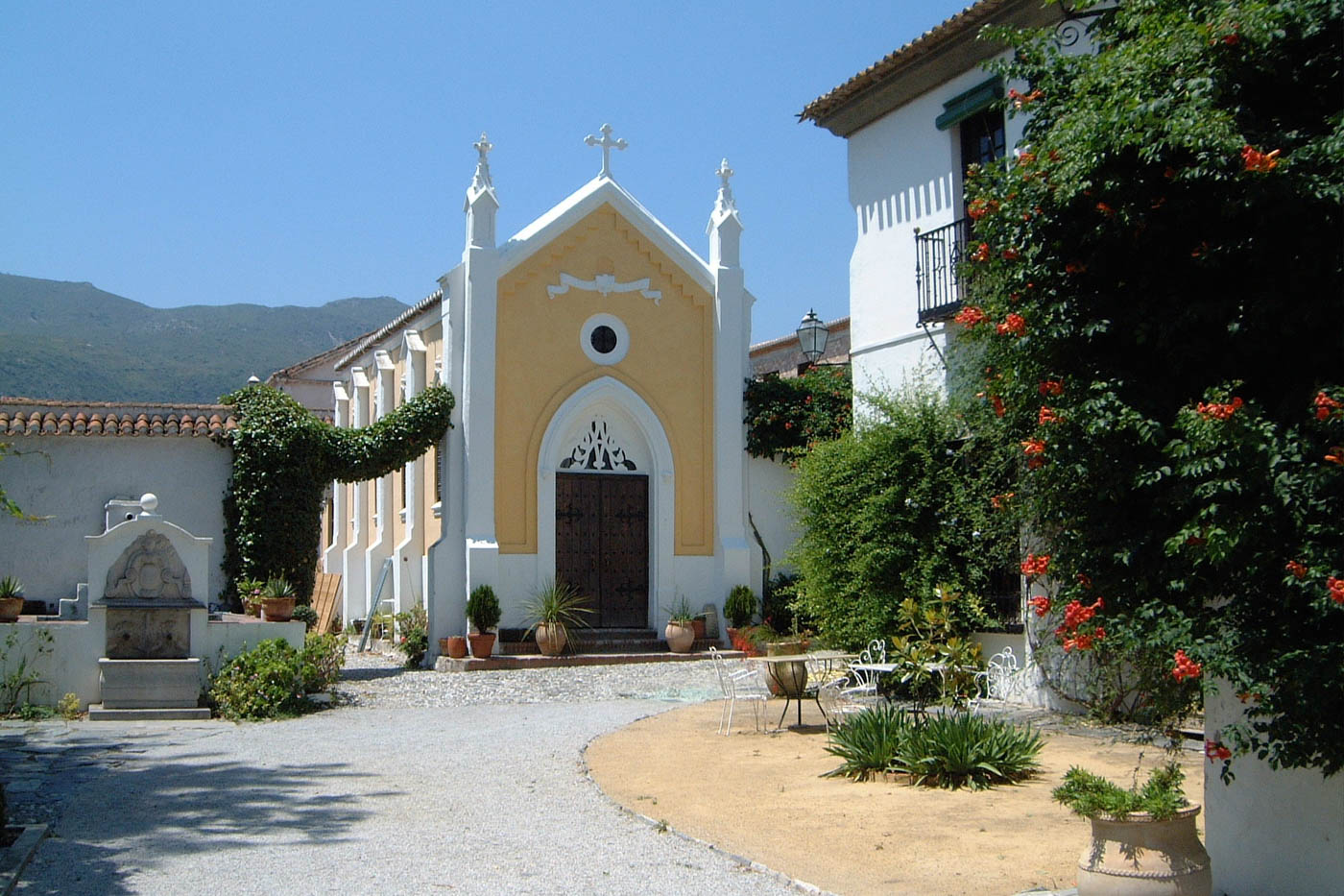 Capilla vista desde la casa
